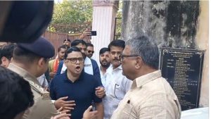 Raipur Press Club Debate: छत्तीसगढ़ में प्रधानमंत्री आवास योजना को लेकर मंगलवार को रायपुर प्रेस क्लब में हुई खुली बहस के बाद जमकर हंगामा हुआ। बहस में पूर्व मुख्यमंत्री भूपेश बघेल और उपमुख्यमंत्री विजय शर्मा आमने-सामने थे। दोनों नेताओं ने योजना से जुड़े आंकड़ों और सरकार के दावों को लेकर अपनी-अपनी बात रखी।