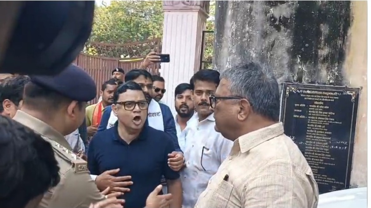 Raipur Press Club Debate: छत्तीसगढ़ में प्रधानमंत्री आवास योजना को लेकर मंगलवार को रायपुर प्रेस क्लब में हुई खुली बहस के बाद जमकर हंगामा हुआ। बहस में पूर्व मुख्यमंत्री भूपेश बघेल और उपमुख्यमंत्री विजय शर्मा आमने-सामने थे। दोनों नेताओं ने योजना से जुड़े आंकड़ों और सरकार के दावों को लेकर अपनी-अपनी बात रखी।