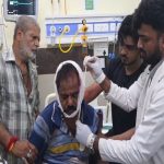 CG News: छत्तीसगढ़ के बिलासपुर में नशे की शिकायत करना एक परिवार को भारी पड़ गया। सिटी कोतवाली थाना क्षेत्र में गांजा पीने की शिकायत से नाराज युवक ने शिकायतकर्ता के पिता और ज्वेलर्स के सिक्योरिटी गार्ड पर चापड़ से हमला कर दिया। हमले में सिक्योरिटी गार्ड गंभीर रूप से घायल हो गए, जिन्हें अस्पताल में भर्ती कराया गया है।