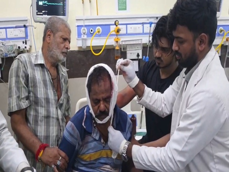 CG News: छत्तीसगढ़ के बिलासपुर में नशे की शिकायत करना एक परिवार को भारी पड़ गया। सिटी कोतवाली थाना क्षेत्र में गांजा पीने की शिकायत से नाराज युवक ने शिकायतकर्ता के पिता और ज्वेलर्स के सिक्योरिटी गार्ड पर चापड़ से हमला कर दिया। हमले में सिक्योरिटी गार्ड गंभीर रूप से घायल हो गए, जिन्हें अस्पताल में भर्ती कराया गया है।
