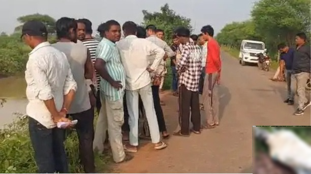 CG Murder: सक्ती जिले के अड़भार चौकी क्षेत्र में नहर से बोरी में बंद एक अज्ञात व्यक्ति का शव मिला है। ग्रामीणों ने मंगलवार शाम नहर में पानी में बहती एक संदिग्ध बोरी देखी और इसकी सूचना पुलिस को दी। मौके पर पहुंची पुलिस ने बोरी को बाहर निकालकर खोला तो उसमें एक व्यक्ति का शव मिला। शुरुआती जांच में गर्दन पर धारदार हथियार से वार के निशान मिलने के बाद हत्या की आशंका जताई जा रही है।