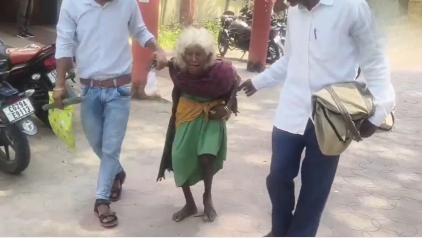 CG News: सूरजपुर जिले के प्रतापपुर थाना क्षेत्र के गणेशपुर गांव में 90 साल की बुजुर्ग महिला से मारपीट और गर्म पानी डालकर झुलसाने का मामला सामने आया है। महिला ने अपनी नातिन बहू पर घरेलू विवाद के दौरान मारपीट करने और गर्म पानी डालने का आरोप लगाया है। पुलिस ने मामले में केस दर्ज कर जांच शुरू कर दी है।