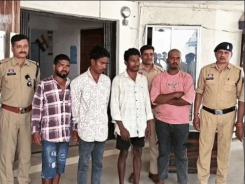 Kanker Rape: कांकेर जिले में 17 वर्षीय किशोरी के साथ सामूहिक दुष्कर्म का मामला सामने आया है। आरोप है कि एक परिचित युवक उसे घूमने के बहाने जंगल में ले गया, जहां उसने अपने तीन अन्य साथियों के साथ मिलकर वारदात को अंजाम दिया। मामले में पुलिस ने चारों आरोपियों को गिरफ्तार कर लिया है। घटना कांकेर कोतवाली थाना क्षेत्र की है।