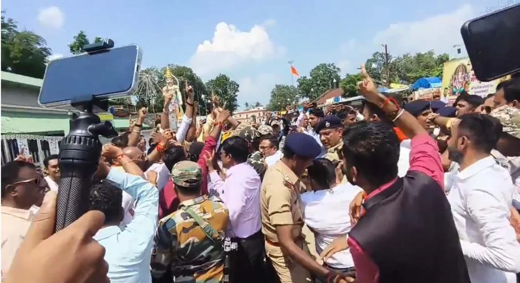 CG News: प्रधानमंत्री नरेंद्र मोदी के जन्मदिन के मौके पर जगदलपुर में आयोजित दीपोत्सव कार्यक्रम को लेकर बीजेपी और कांग्रेस कार्यकर्ताओं के बीच विवाद हो गया। मां दंतेश्वरी मंदिर के सामने दुकानों को बंद करने और श्रद्धालुओं के प्रवेश को लेकर कांग्रेस ने विरोध जताया।
