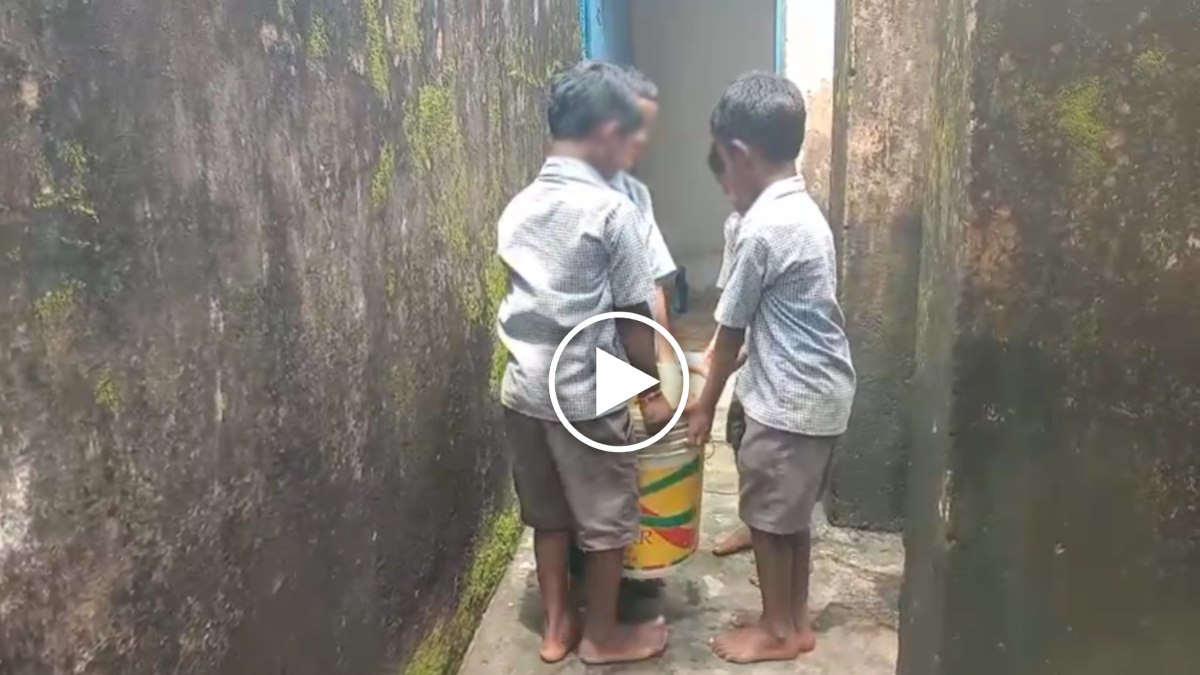 CG School Video: बिलासपुर जिले के तखतपुर विकासखंड के भरारी स्थित तेलियापुरान शासकीय प्राथमिक शाला में बच्चों से पानी से भरी भारी बाल्टी उठवाने का मामला सामने आया है। घटना का वीडियो सोशल मीडिया पर वायरल होने के बाद शिक्षा विभाग ने मामले की जांच के निर्देश दिए हैं।