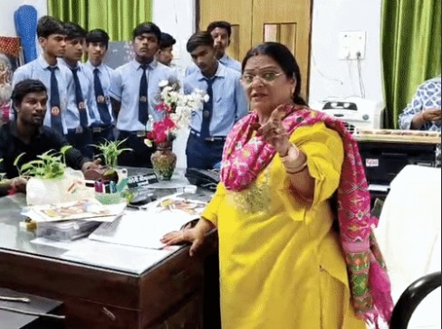 CG News: छत्तीसगढ़ के बलौदाबाजार में स्वामी आत्मानंद उत्कृष्ट हिंदी माध्यम स्कूल में विवाद का मामला सामने आया है। यहां एक शिक्षक पर शराब के नशे में स्कूल आने, छात्राओं से गाली-गलौज और मारपीट करने के आरोप लगाए गए हैं। वहीं, शिकायत के दौरान वीडियो बना रहे छात्र को प्रिंसिपल द्वारा थप्पड़ मारने का मामला भी सामने आया है।