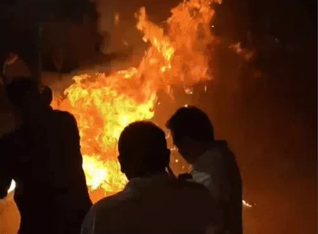 Bhilai News: दुर्ग जिले के भिलाई के सुपेला घड़ी चौक पर कांग्रेस कार्यकर्ताओं के प्रदर्शन के दौरान पुलिस और प्रदर्शनकारियों के बीच झूमाझटकी हो गई। इस दौरान जलते हुए पुतले की चपेट में आने से सुपेला थाने में पदस्थ आरक्षक की दाहिनी भुजा झुलस गई। घायल आरक्षक को इलाज के लिए निजी अस्पताल में भर्ती कराया गया है।