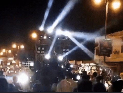 Bilaspur Murder: बिलासपुर जिले के मस्तूरी थाना क्षेत्र में गणेश उत्सव के दौरान DJ पर नाचने को लेकर शुरू हुआ विवाद खूनी संघर्ष में बदल गया। दो पक्षों के बीच हुई मारपीट में तलवार, चाकू, लाठी-डंडे, लोहे की रॉड और पत्थरों से हमला किया गया। हमले में गंभीर रूप से घायल शैलेष कुमार राठौर की इलाज के दौरान मौत हो गई।