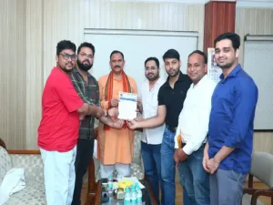 CG Doctor Strike: छत्तीसगढ़ के सरकारी मेडिकल कॉलेजों और अस्पतालों में 21 सितंबर से प्रस्तावित जूनियर डॉक्टरों की हड़ताल फिलहाल टाल दी गई है। जूनियर डॉक्टर्स एसोसिएशन (JDA) के प्रतिनिधिमंडल और स्वास्थ्य मंत्री के बीच हुई बैठक के बाद आंदोलन को 7 दिनों के लिए स्थगित करने का फैसला लिया गया है।