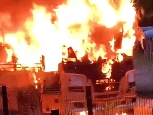 Raipur Bus Fire: नवा रायपुर के महानदी भवन जा रही कर्मचारियों से भरी बस में बुधवार को अचानक आग लग गई। चलती बस में धुआं उठते ही यात्रियों के बीच चीख-पुकार मच गई। बस में 30 से ज्यादा कर्मचारी सवार थे।