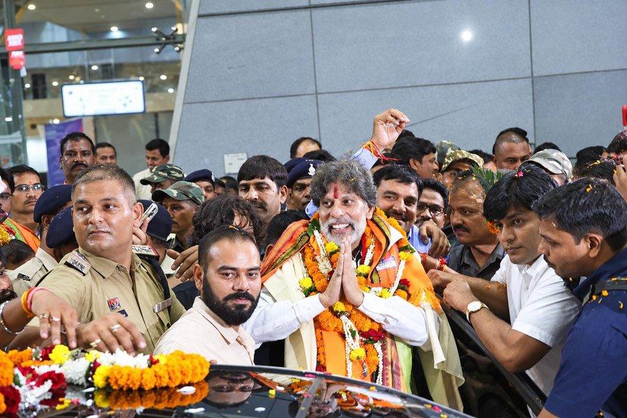 Kiran Singh Deo: सड़क हादसे में घायल होने के बाद करीब 56 दिन तक इलाज कराने के पश्चात भाजपा प्रदेश अध्यक्ष किरण सिंह देव बुधवार को दिल्ली से छत्तीसगढ़ लौट आए। रायपुर एयरपोर्ट पहुंचने पर भाजपा कार्यकर्ताओं, जनप्रतिनिधियों और वरिष्ठ नेताओं ने उनका गर्मजोशी से स्वागत किया।