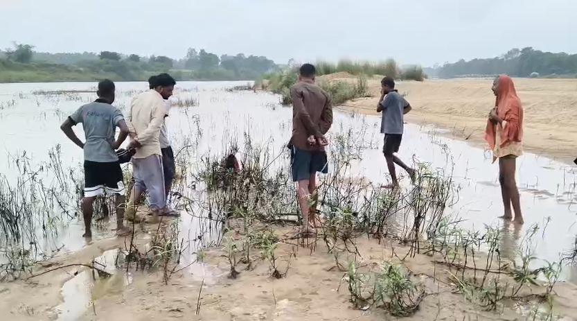 CG News: सूरजपुर जिले के बसदेई चौकी क्षेत्र स्थित शर्मा गांव में नदी से एक अज्ञात व्यक्ति का शव मिलने से इलाके में सनसनी फैल गई। घटना की सूचना मिलते ही पुलिस मौके पर पहुंची और शव को कब्जे में लेकर जांच शुरू कर दी।