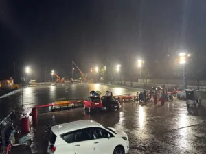 Raipur Ganesh Visarjan: गणेशोत्सव के समापन के साथ राजधानी रायपुर में गणेश प्रतिमाओं के विसर्जन का सिलसिला लगातार जारी है। बुधवार को दिनभर हुई बारिश के बावजूद बड़ी संख्या में श्रद्धालु महादेवघाट स्थित विसर्जन कुंड पहुंचे और पूरे विधि-विधान के साथ गणपति बप्पा को विदाई दी।