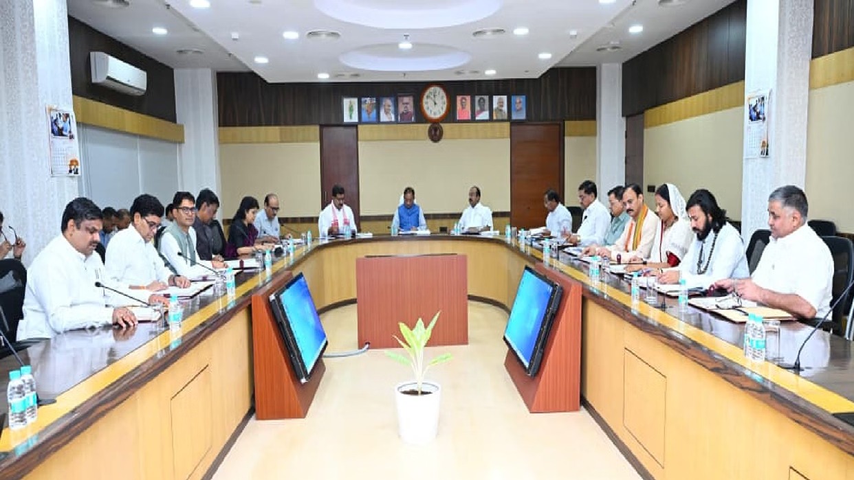 CG Cabinet Meeting: मुख्यमंत्री विष्णुदेव साय की अध्यक्षता में 30 सितंबर को राज्य मंत्रिपरिषद की बैठक आयोजित की जाएगी। बैठक में कई अहम प्रस्तावों पर चर्चा और निर्णय होने की संभावना है। इनमें प्रदेश में बस किराया बढ़ाने से जुड़ा प्रस्ताव भी शामिल बताया जा रहा है।