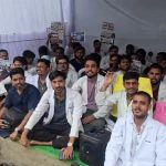 CG Doctors Strike: रायपुर में छत्तीसगढ़ जूनियर डॉक्टर्स एसोसिएशन (JDA) की हड़ताल शुक्रवार को भी जारी रही। सरकार ने एमबीबीएस इंटर्न का मासिक स्टाइपेंड बढ़ाकर 25 हजार रुपए करने का आदेश जारी कर दिया है, लेकिन डॉक्टरों का कहना है कि उनकी 17 सूत्रीय मांगों में से केवल एक मांग पूरी हुई है। बाकी मांगों पर निर्णय नहीं होने के कारण आंदोलन जारी रखने का फैसला लिया गया है।