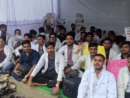 CG Doctors Strike: रायपुर में छत्तीसगढ़ जूनियर डॉक्टर्स एसोसिएशन (JDA) की हड़ताल शुक्रवार को भी जारी रही। सरकार ने एमबीबीएस इंटर्न का मासिक स्टाइपेंड बढ़ाकर 25 हजार रुपए करने का आदेश जारी कर दिया है, लेकिन डॉक्टरों का कहना है कि उनकी 17 सूत्रीय मांगों में से केवल एक मांग पूरी हुई है। बाकी मांगों पर निर्णय नहीं होने के कारण आंदोलन जारी रखने का फैसला लिया गया है।