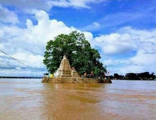 Rajim Flood: छत्तीसगढ़ में लगातार हुई बारिश के बाद राजिम स्थित त्रिवेणी संगम में जलस्तर लगातार बढ़ रहा है। पैरी, सोंढूर और महानदी के उफान पर होने से संगम क्षेत्र में बाढ़ जैसे हालात बन गए हैं। पानी बढ़कर नेशनल हाईवे तक पहुंच गया है, जिससे कई स्थानों पर आवागमन प्रभावित हुआ है।