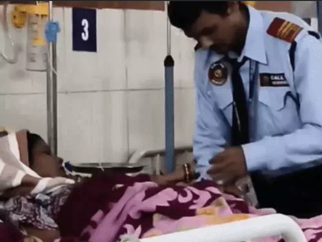 Raipur Breaking: रायपुर के सरकारी अस्पताल में गार्ड ने किया मरीजों का इलाज,