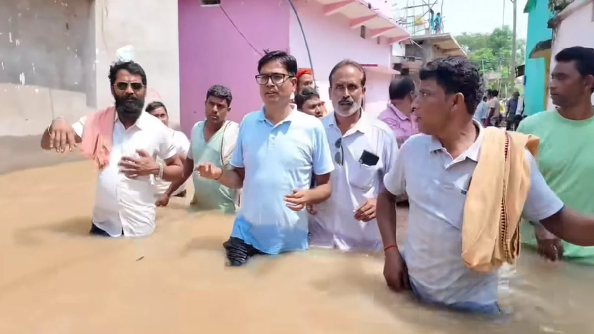 CG Flood Update: चक्रवाती तूफान 'अर्नब' के प्रभाव से महानदी का जलस्तर बढ़ने के बाद रायगढ़ जिले के सरिया तहसील के कई गांव बाढ़ से प्रभावित हो गए हैं। हालात का जायजा लेने वित्त मंत्री एवं रायगढ़ विधायक ओपी चौधरी राहत एवं बचाव दल के साथ नाव से जलमग्न गांव बोरिदा, ठेंगागुरी और तोरा पहुंचे। उन्होंने प्रभावित परिवारों से मुलाकात कर उनकी समस्याएं सुनीं और राहत कार्यों का निरीक्षण किया।