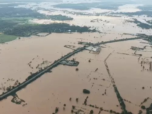 Bastar Flood Update: बस्तर में चक्रवाती तूफान अर्नब के प्रभाव से हुई भारी बारिश के कारण इंद्रावती नदी उफान पर है। नदी का जलस्तर 50 साल के रिकॉर्ड को पार करते हुए 12.39 मीटर तक पहुंच गया। यह 9 जुलाई 1973 को दर्ज किए गए 12.18 मीटर के पुराने रिकॉर्ड से 21 सेंटीमीटर ज्यादा है।