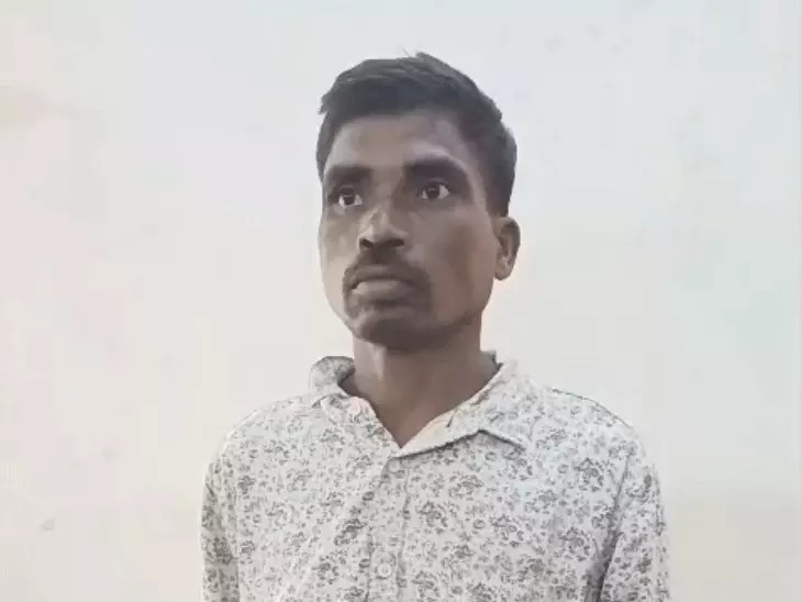 CG Murder: छत्तीसगढ़ के कोरबा जिले में लिव-इन रिलेशनशिप में रह रही महिला की हत्या कर शव सेप्टिक टैंक में छिपाने के मामले में पुलिस ने फरार आरोपी को अंबिकापुर से गिरफ्तार कर लिया है। पूछताछ में आरोपी ने हत्या की बात स्वीकार करते हुए बताया कि दोनों के बीच शराब पीने और घर छोड़कर चले जाने की बात को लेकर अक्सर विवाद होता था। मामला श्यांग थाना क्षेत्र का है।