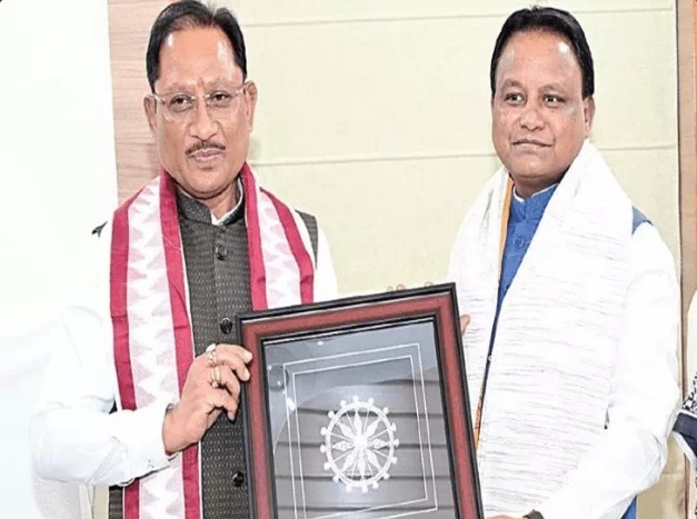 Raipur News: छत्तीसगढ़ और ओडिशा के बीच लंबे समय से जारी महानदी जल विवाद के समाधान की दिशा में एक और महत्वपूर्ण पहल होने जा रही है। केंद्रीय गृह मंत्री अमित शाह की अध्यक्षता में 1 अक्टूबर को दोनों राज्यों के मुख्यमंत्रियों की उच्चस्तरीय बैठक आयोजित होगी। बैठक में छत्तीसगढ़ के मुख्यमंत्री विष्णुदेव साय, ओडिशा के मुख्यमंत्री मोहन चरण माझी तथा दोनों राज्यों के वरिष्ठ अधिकारी शामिल होंगे।