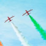Raipur Air Show: छत्तीसगढ़ राज्योत्सव 2026 को खास बनाने की तैयारियां शुरू हो गई हैं। इस बार राज्योत्सव के मौके पर नवा रायपुर के आसमान में भारतीय वायुसेना का रोमांच देखने को मिलेगा। 2 नवंबर 2026 को वायुसेना की प्रसिद्ध ‘सारंग’ हेलीकॉप्टर डिस्प्ले टीम एयरोबेटिक शो प्रस्तुत करेगी। इसके साथ ही ‘आकाशगंगा’ पैराशूट डिस्प्ले टीम भी अपने हैरतअंगेज करतब दिखाएगी।