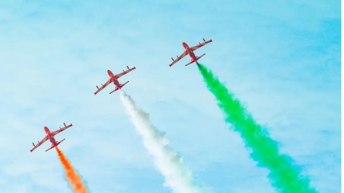 Raipur Air Show: छत्तीसगढ़ राज्योत्सव 2026 को खास बनाने की तैयारियां शुरू हो गई हैं। इस बार राज्योत्सव के मौके पर नवा रायपुर के आसमान में भारतीय वायुसेना का रोमांच देखने को मिलेगा। 2 नवंबर 2026 को वायुसेना की प्रसिद्ध ‘सारंग’ हेलीकॉप्टर डिस्प्ले टीम एयरोबेटिक शो प्रस्तुत करेगी। इसके साथ ही ‘आकाशगंगा’ पैराशूट डिस्प्ले टीम भी अपने हैरतअंगेज करतब दिखाएगी।