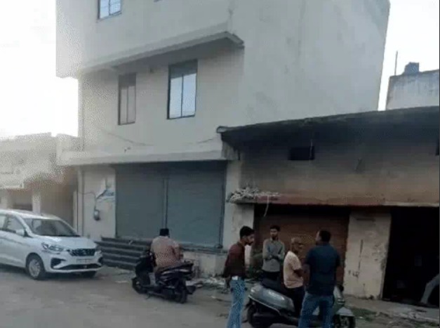 Raipur Gutkha Raid: राजधानी रायपुर में गुटखा कारोबारी के ठिकाने पर डायरेक्टरेट जनरल ऑफ जीएसटी इंटेलिजेंस (DGGI) की टीम ने छापेमारी की है। महाराष्ट्र से मिले इनपुट के आधार पर पहुंची टीम ने शदाणी दरबार मार्केट स्थित एक गोदाम में जांच शुरू की। कार्रवाई के दौरान गोदाम से 50 से ज्यादा बोरे सितार गुटखा मिलने की जानकारी सामने आई है।