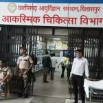 CG Murder: छत्तीसगढ़ के बिलासपुर जिले में दहेज प्रताड़ना का एक सनसनीखेज मामला सामने आया है। सकरी थाना क्षेत्र में एक नवविवाहिता की कथित तौर पर गला घोंटकर हत्या कर दी गई। आरोप है कि हत्या के बाद मामले को आत्महत्या दिखाने के लिए शव को फंदे पर लटका दिया गया। पोस्टमॉर्टम रिपोर्ट में हत्या की पुष्टि होने के बाद पुलिस ने पति, सास और देवर को गिरफ्तार कर लिया है।