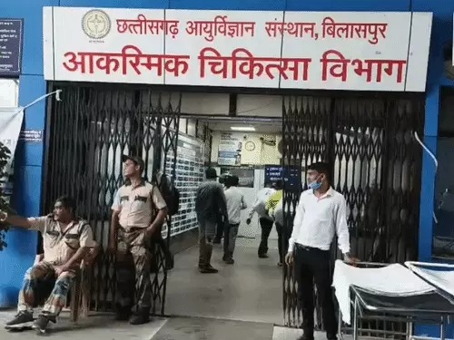 CG Murder: छत्तीसगढ़ के बिलासपुर जिले में दहेज प्रताड़ना का एक सनसनीखेज मामला सामने आया है। सकरी थाना क्षेत्र में एक नवविवाहिता की कथित तौर पर गला घोंटकर हत्या कर दी गई। आरोप है कि हत्या के बाद मामले को आत्महत्या दिखाने के लिए शव को फंदे पर लटका दिया गया। पोस्टमॉर्टम रिपोर्ट में हत्या की पुष्टि होने के बाद पुलिस ने पति, सास और देवर को गिरफ्तार कर लिया है।