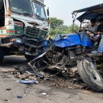 CG Tractor Accident: छत्तीसगढ़ के महासमुंद जिले में नेशनल हाईवे-53 पर मंगलवार सुबह दर्दनाक सड़क हादसा हो गया। कांपा गांव के पास तेज रफ्तार ट्रक ने ट्रैक्टर को पीछे से जोरदार टक्कर मार दी। टक्कर इतनी भीषण थी कि ट्रैक्टर के परखच्चे उड़ गए। हादसे में तीन युवकों की मौत हो गई, जबकि एक युवक गंभीर रूप से घायल है।