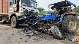 CG Tractor Accident: छत्तीसगढ़ के महासमुंद जिले में नेशनल हाईवे-53 पर मंगलवार सुबह दर्दनाक सड़क हादसा हो गया। कांपा गांव के पास तेज रफ्तार ट्रक ने ट्रैक्टर को पीछे से जोरदार टक्कर मार दी। टक्कर इतनी भीषण थी कि ट्रैक्टर के परखच्चे उड़ गए। हादसे में तीन युवकों की मौत हो गई, जबकि एक युवक गंभीर रूप से घायल है।