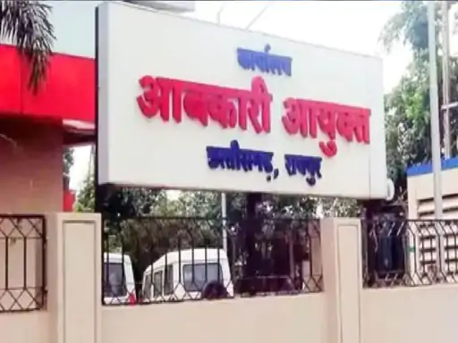 CG Excise Transfer: छत्तीसगढ़ आबकारी विभाग में बड़े स्तर पर प्रशासनिक फेरबदल किया गया है। विभाग ने जिला आबकारी अधिकारी (DEO), सहायक जिला आबकारी अधिकारी (ADO), आबकारी उपनिरीक्षक, हेड कॉन्स्टेबल, कॉन्स्टेबल, क्लर्क, ड्राइवर और चपरासी समेत 165 अधिकारी-कर्मचारियों के तबादले के आदेश जारी किए हैं। नई पदस्थापनाओं के तहत कई जिलों में अधिकारियों और कर्मचारियों को नई जिम्मेदारियां सौंपी गई हैं।