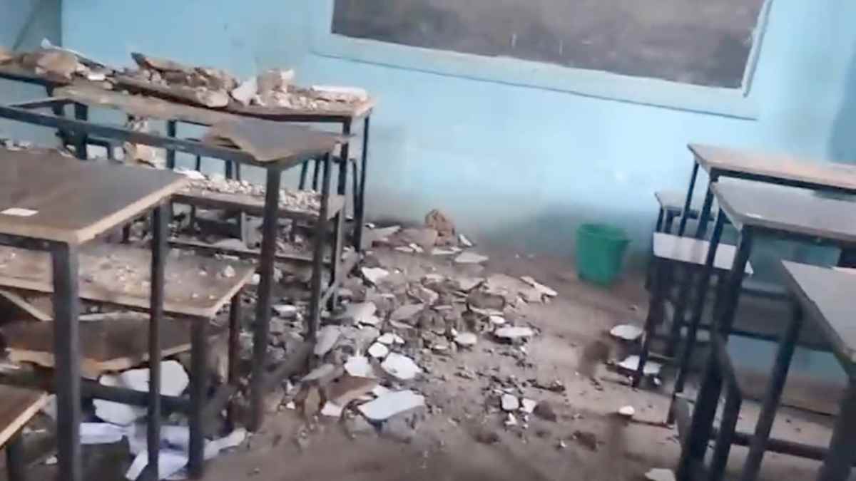 CG School Accident: दुर्ग जिले के रसमड़ा क्षेत्र के ग्राम गनियारी स्थित शासकीय हाईस्कूल में मंगलवार को परीक्षा के दौरान बड़ा हादसा हो गया। कक्षा 10वीं के छात्र-छात्राएं संस्कृत विषय की त्रैमासिक परीक्षा दे रहे थे, तभी अचानक कमरे की छत का प्लास्टर टूटकर उनके ऊपर गिर गया। हादसे में तीन बच्चे घायल हो गए, जिनमें एक छात्रा की हालत गंभीर बताई जा रही है।