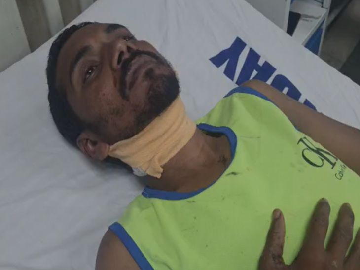 CG News: छत्तीसगढ़ के बिलासपुर जिले में ब्याज के पैसे को लेकर हुए विवाद में युवक पर जानलेवा हमला करने का मामला सामने आया है। आरोप है कि 6 हजार रुपए की उधारी पर 18 हजार रुपए ब्याज मांगने को लेकर हुए विवाद के बाद पति-पत्नी ने मिलकर युवक का गला और कलाई पर धारदार हथियार से हमला कर दिया। गंभीर रूप से घायल युवक का अस्पताल में इलाज जारी है। मामला तोरवा थाना क्षेत्र का है।