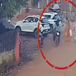 Raipur News: रायपुर जिले के खरोरा क्षेत्र में दिनदहाड़े चेन स्नेचिंग की वारदात से इलाके में हड़कंप मच गया। रेस्टहाउस के सामने स्थित एक किराना दुकान के पास बाइक सवार बदमाशों ने महिला के गले से मंगलसूत्र और सोने का हार झपट लिया। वारदात को अंजाम देने के बाद आरोपी तेज रफ्तार से मौके से फरार हो गए। सूचना मिलते ही खरोरा थाना पुलिस जांच में जुट गई है।