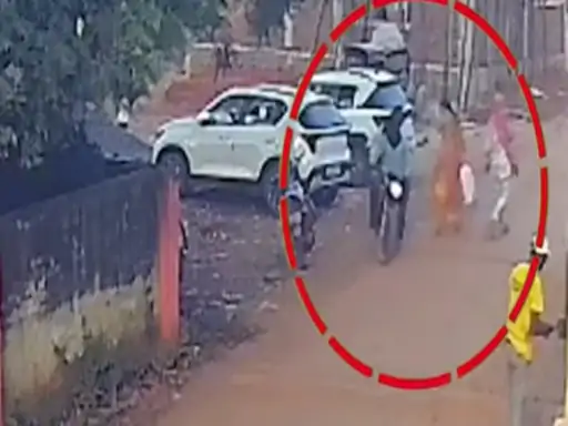 Raipur News: रायपुर जिले के खरोरा क्षेत्र में दिनदहाड़े चेन स्नेचिंग की वारदात से इलाके में हड़कंप मच गया। रेस्टहाउस के सामने स्थित एक किराना दुकान के पास बाइक सवार बदमाशों ने महिला के गले से मंगलसूत्र और सोने का हार झपट लिया। वारदात को अंजाम देने के बाद आरोपी तेज रफ्तार से मौके से फरार हो गए। सूचना मिलते ही खरोरा थाना पुलिस जांच में जुट गई है।