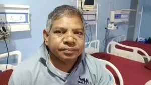 CG News: महासमुंद जिले के बागबाहरा विकासखंड के ग्राम हरनादादर स्थित शंकरपारा प्राथमिक शाला में बड़ा हादसा सामने आया है। जर्जर स्कूल भवन में पढ़ाई के दौरान छत पर लगा पंखा अचानक प्रधानपाठक के ऊपर गिर गया। हादसे में शिक्षक के सिर और नाक पर चोट आई है, जिन्हें इलाज के लिए निजी अस्पताल में भर्ती कराया गया। घटना के बाद स्कूल में पढ़ने वाले बच्चों को आनन-फानन में पास के आंगनबाड़ी केंद्र में शिफ्ट किया गया।