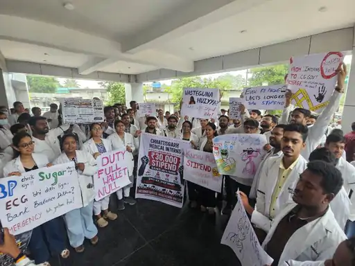 CG Doctor Strike: छत्तीसगढ़ के सरकारी मेडिकल कॉलेजों और अस्पतालों में जूनियर डॉक्टर एक बार फिर आंदोलन करने जा रहे हैं। स्टाइपेंड और वेतन-मानदेय में संशोधन समेत 17 सूत्रीय मांगों को लेकर जूनियर डॉक्टर्स एसोसिएशन ने 21 सितंबर से ओपीडी सेवाओं के बहिष्कार का ऐलान किया है।