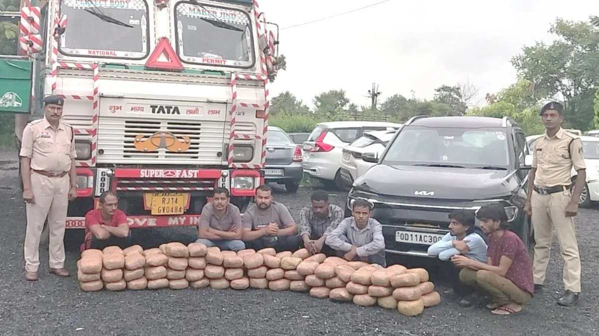 CG Ganja Smuggling: महासमुंद पुलिस ने गांजा तस्करी के खिलाफ बड़ी कार्रवाई करते हुए एक कंटेनर से 111.350 किलो गांजा बरामद किया है। ऑपरेशन निश्चय के तहत सिंघोड़ा थाना पुलिस और एएनटीएफ की संयुक्त टीम ने यह कार्रवाई छत्तीसगढ़-ओडिशा सीमा पर की।