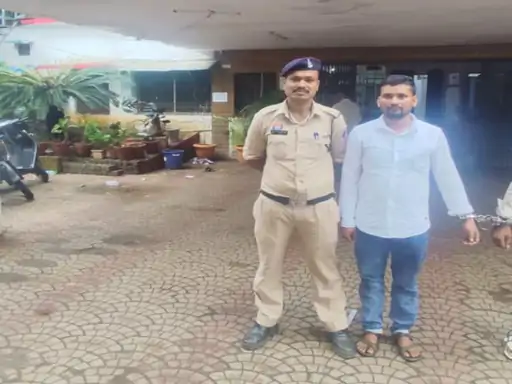 Raipur News: राजधानी रायपुर में युवती की निजी तस्वीरें सोशल मीडिया और वॉट्सऐप के माध्यम से उसके भाई और अन्य परिजनों को भेजने के मामले में पुलिस ने आरोपी को गुजरात से गिरफ्तार किया है। आरोपी पर आपत्तिजनक संदेश और गाली-गलौज करने का भी आरोप है। मामला टिकरापारा थाना क्षेत्र का है।