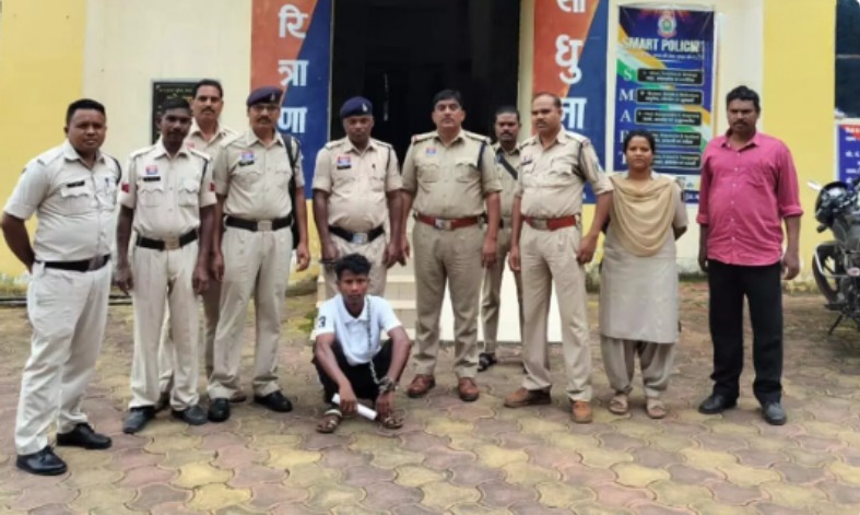 CG Murder: छत्तीसगढ़ के जशपुर जिले के आस्ता थाना क्षेत्र के ग्राम हर्री में हुई महिला की हत्या की गुत्थी पुलिस ने सुलझा ली है। पुलिस ने घटना के 24 घंटे के भीतर आरोपी को झारखंड से गिरफ्तार कर लिया। आरोपी युवक मृतिका की बेटी से एकतरफा प्यार करता था और बातचीत बंद होने से नाराज था।