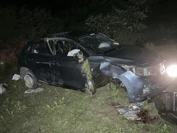 Raipur Accident: रायपुर के मंदिर हसौद थाना क्षेत्र स्थित सेरीखेड़ी मोड़ पर रविवार को तेज रफ्तार कार अनियंत्रित होकर डिवाइडर से टकरा गई। टक्कर इतनी जोरदार थी कि कार सड़क पर पलट गई। हादसे में 22 वर्षीय युवती की मौत हो गई, जबकि कार में सवार 3 अन्य लोग घायल हो गए।