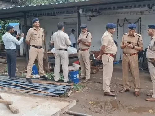Bilaspur Murder: बिलासपुर में रेलवे ठेकेदार के चौकीदार की हत्या का सनसनीखेज मामला सामने आया है। आरोपी ने स्टोर रूम के पास रखी लोहे की वस्तु से चौकीदार के सिर पर ताबड़तोड़ हमला कर उसकी हत्या कर दी। वारदात वहां लगे CCTV कैमरे में कैद हो गई है। पुलिस फुटेज के आधार पर फरार आरोपी की तलाश में जुटी हुई है। घटना तोरवा थाना क्षेत्र स्थित आरपीएफ कॉलोनी की है।