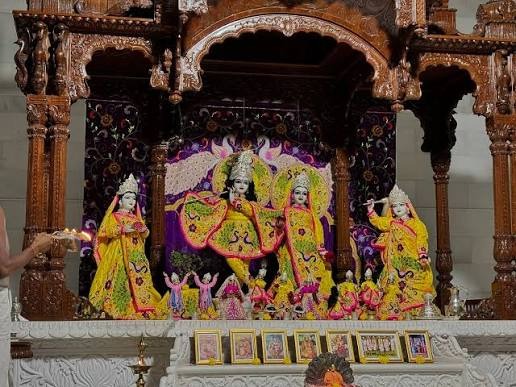 Janmashtami 2026: भगवान श्रीकृष्ण जन्माष्टमी के अवसर पर शुक्रवार को राजधानी रायपुर के मंदिरों और धार्मिक स्थलों में विशेष आयोजन होंगे। शहरभर में भजन-कीर्तन, झांकियां, सांस्कृतिक कार्यक्रम और दही हांडी प्रतियोगिताओं का आयोजन किया जाएगा। सुबह से लेकर मध्यरात्रि तक मंदिरों में श्रद्धालुओं की भीड़ उमड़ेगी।