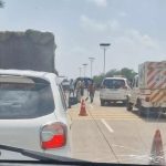 CG Accident: बिलासपुर-रायपुर NH-130 पर रविवार दोपहर दर्दनाक सड़क हादसा हो गया। तेज रफ्तार ट्रैक्टर ने बाइक सवार 3 युवकों को टक्कर मार दी। हादसे में 2 युवकों की मौके पर ही मौत हो गई, जबकि एक युवक गंभीर रूप से घायल हो गया। घायल युवक को इलाज के लिए अस्पताल में भर्ती कराया गया है। घटना मुंगेली जिले के सरगांव थाना क्षेत्र की है।
