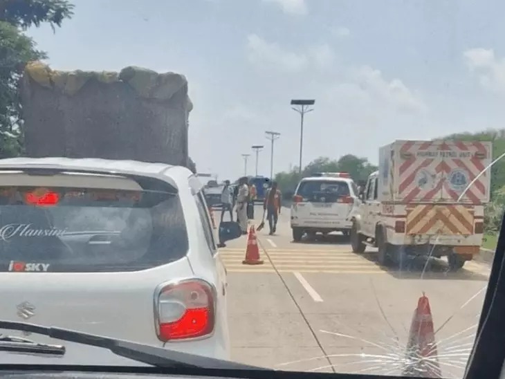 CG Accident: बिलासपुर-रायपुर NH-130 पर रविवार दोपहर दर्दनाक सड़क हादसा हो गया। तेज रफ्तार ट्रैक्टर ने बाइक सवार 3 युवकों को टक्कर मार दी। हादसे में 2 युवकों की मौके पर ही मौत हो गई, जबकि एक युवक गंभीर रूप से घायल हो गया। घायल युवक को इलाज के लिए अस्पताल में भर्ती कराया गया है। घटना मुंगेली जिले के सरगांव थाना क्षेत्र की है।