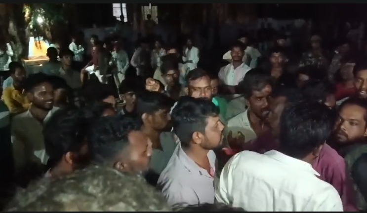 Raipur Accident: राजधानी रायपुर के अभनपुर क्षेत्र में तेज रफ्तार ट्रैक्टर की टक्कर से दर्दनाक सड़क हादसा हो गया। हादसे में बाइक सवार एक बच्ची की मौत हो गई, जबकि पिता और 2 अन्य बच्चे घायल हो गए। घटना के बाद आक्रोशित ग्रामीणों ने जमकर हंगामा किया। पुलिस ने मौके पर पहुंचकर स्थिति को संभाला।