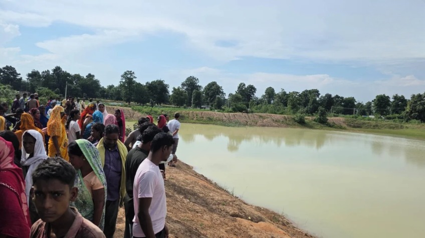 CG News: छत्तीसगढ़ के कोरबा जिले में दर्दनाक हादसे में तालाब में डूबने से 3 मासूम बच्चियों की मौत हो गई। मृतकों की पहचान 7 वर्षीय इंदु, 8 वर्षीय राखी और 8 वर्षीय साधना के रूप में हुई है। तीनों एक ही बस्ती की रहने वाली थीं और आपस में सहेलियां थीं।